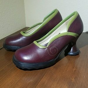 SIZE 8 JOHN FLUEVOG HEALS, BURGANDY AND GREEN